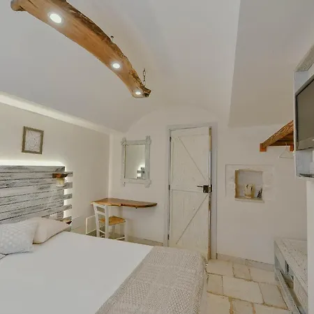 Trulli Colebe Con Piscina