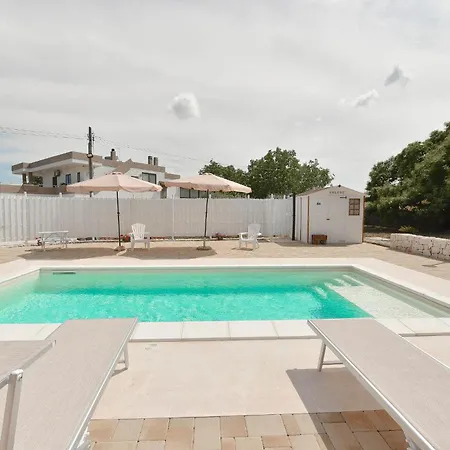 Trulli Colebe Con Piscina Villa