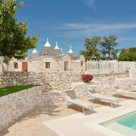 Trulli Colebe Con Piscina