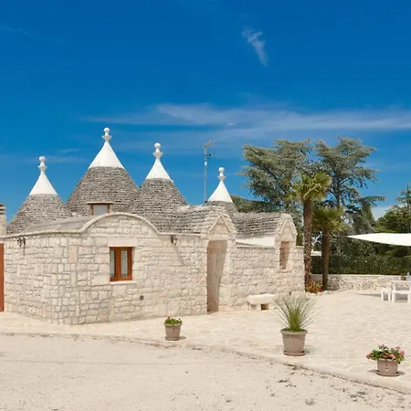 Trulli Colebe Con Piscina *