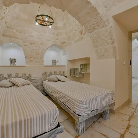 Trulli Colebe Con Piscina