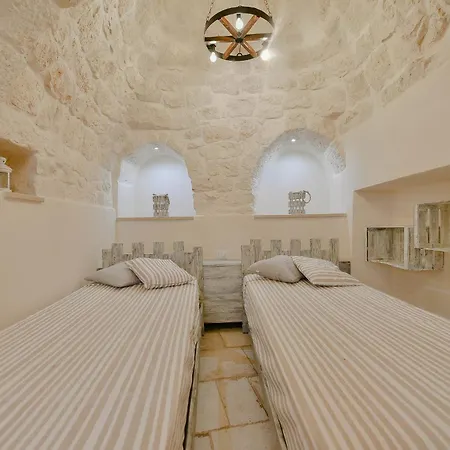 Trulli Colebe Con Piscina