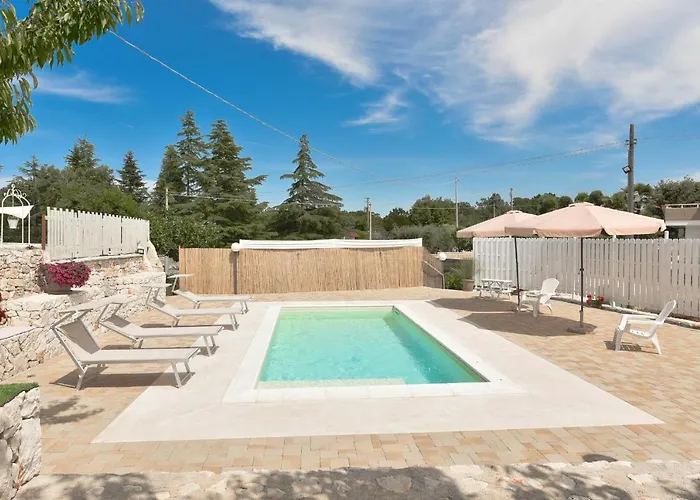 Trulli Colebe Con Piscina *