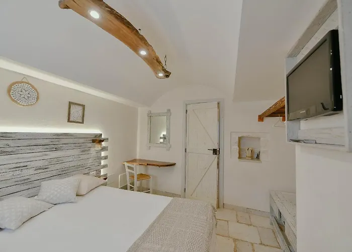 Trulli Colebe Con Piscina