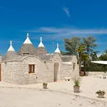 Trulli Colebe Con Piscina וילה